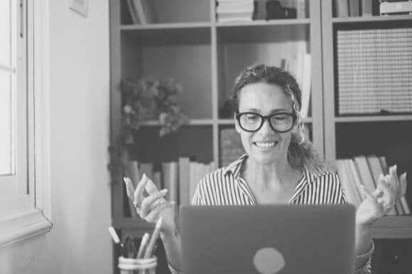 Manager che invia un’e-mail per una richiesta di colloquio dal computer dell'ufficio