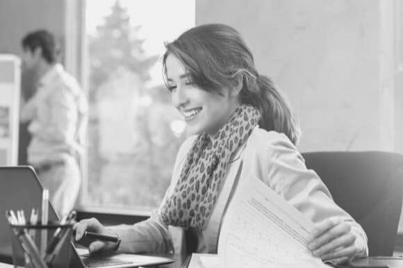 Assistente amministrativa che lavora su un computer nel suo ufficio