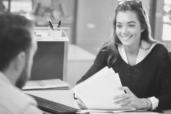 Manager che mostra come condurre un colloquio di lavoro con un candidato entry level