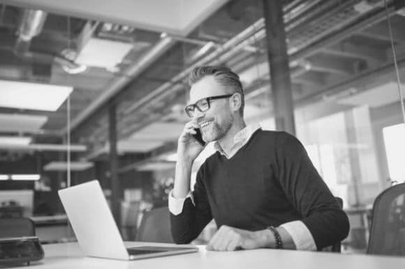 Manager che utilizza strumenti di e-recruitment su un computer al lavoro